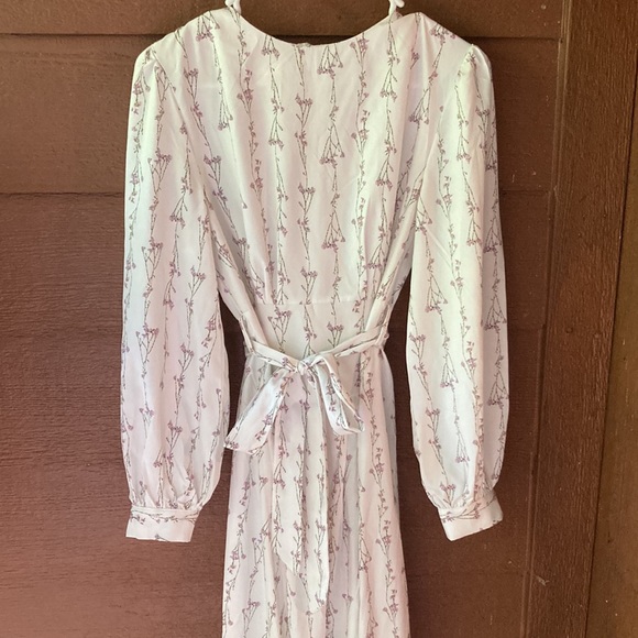 Women’s dress. Thin material but not see through. Size small. - Picture 3 of 4